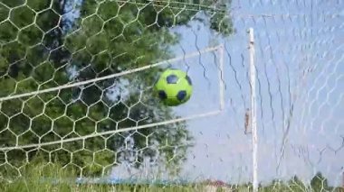 Bir net isabet bir futbol topu yakın çekim