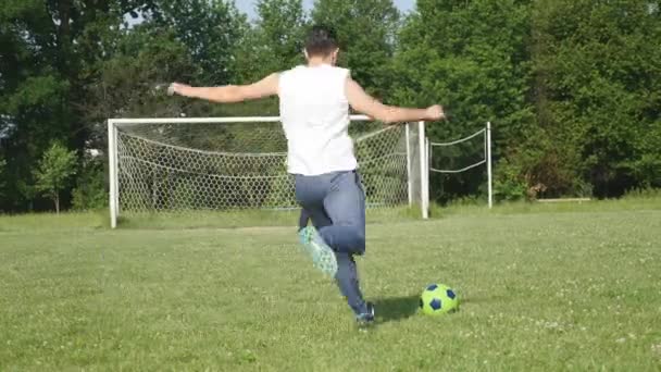 Padre e hijo jugando al fútbol en el fútbol en el día — Vídeos de Stock