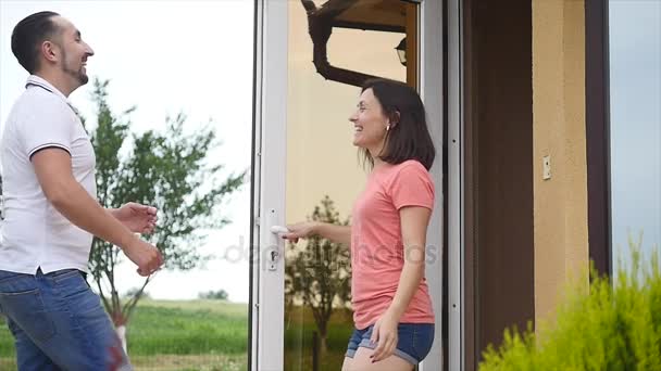 Mladá krásná žena otevírací dveře a rande se svým přítelem — Stock video