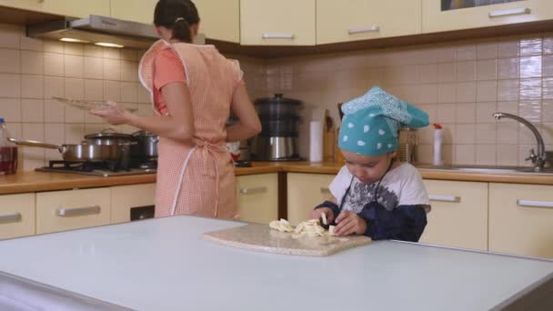 Madre e hija horneando juntas en casa en la cocina — Vídeo de stock