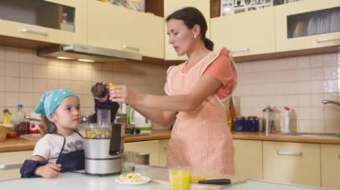 Anne ve kızı birlikte pişirme, mutfak Anasayfa