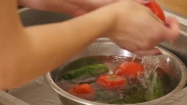 Sebze yıkama kadının ellerini mutfak lavabo
