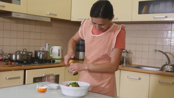 Voorbereiding van salades. Gezonde groenten in de keuken. eten koken — Stockvideo