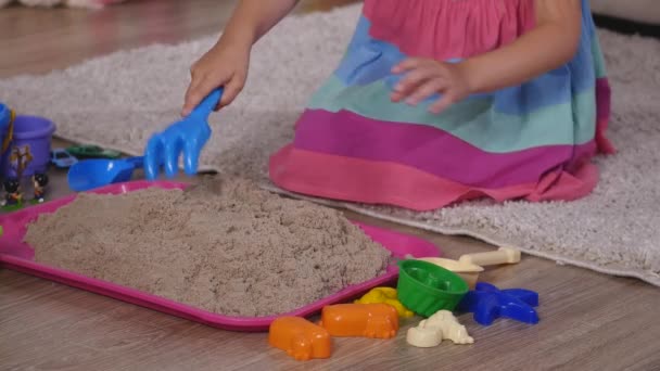 Kézi aranyos szőke kislány játszott homok egy stúdióban — Stock videók