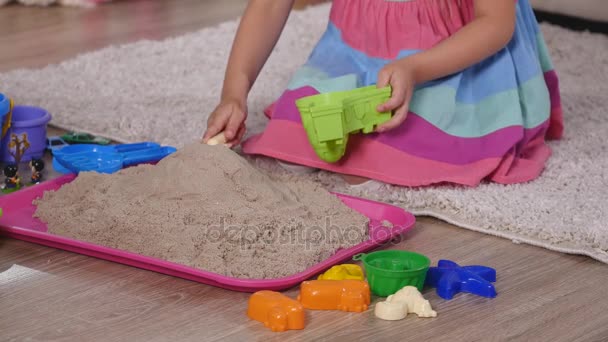 Mão bonito menina loira jogando areia em um estúdio — Vídeo de Stock