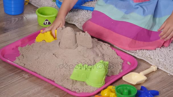 Hand schattig klein blond meisje spelen zand in een studio — Stockvideo