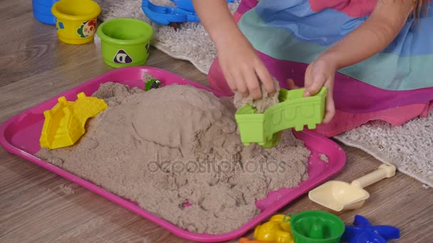 Mano carina bambina bionda giocare sabbia in uno studio — Video Stock