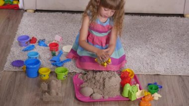 Sevimli küçük sarışın kız iskambil kum bir stüdyoda. Üstten Görünüm