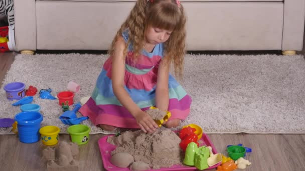 Aranyos kis szőke lány játék homok egy stúdióban — Stock videók