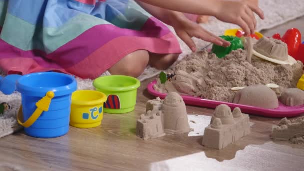 Mão linda menina loira jogando areia em um estúdio. de perto — Vídeo de Stock