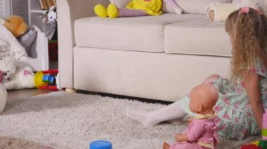 Kapalı bir güneşli beyaz Oda evde ya da anaokulu dans eğleniyor elbiseli mutlu sarışın kız