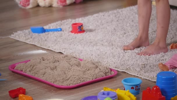 Baby voetjes in het zand. met kinetisch zand doos — Stockvideo