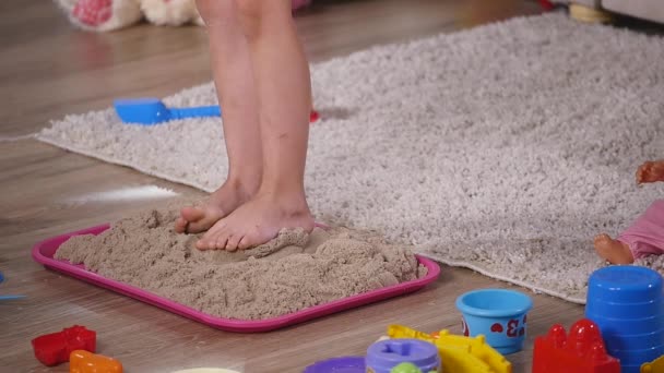 Дитячі ноги в піску. з кінетичною пісочною коробкою — стокове відео
