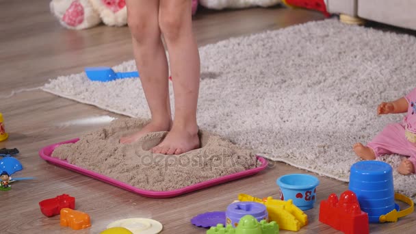 Babyfüße im Sand. mit kinetischem Sandkasten — Stockvideo