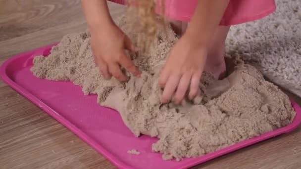 Детские ножки в песке. с кинетической песочницей — стоковое видео