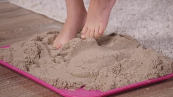 Piedi del bambino nella sabbia. con scatola di sabbia cinetica — Video Stock