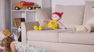 Kapalı bir güneşli beyaz Oda evde ya da anaokulu dans eğleniyor elbiseli mutlu sarışın kız