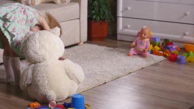 Kapalı bir güneşli beyaz Oda evde ya da anaokulu dans eğleniyor elbiseli mutlu sarışın kız