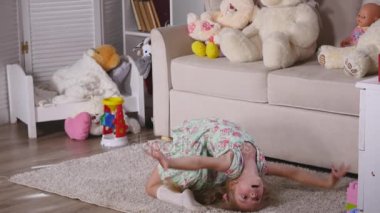 Küçük bir kız, çok güzel genç yetenekli dansçı bale pozlar ve germe egzersizleri evde yerde yok