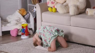 Küçük bir kız, çok güzel genç yetenekli dansçı bale pozlar ve germe egzersizleri evde yerde yok