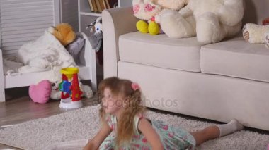 Küçük bir kız, çok güzel genç yetenekli dansçı bale pozlar ve germe egzersizleri evde yerde yok