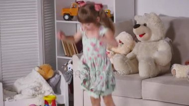 Kapalı bir güneşli beyaz Oda evde ya da anaokulu dans eğleniyor elbiseli mutlu sarışın kız