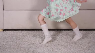 Kapalı bir güneşli beyaz Oda evde ya da anaokulu dans eğleniyor elbiseli mutlu sarışın kız