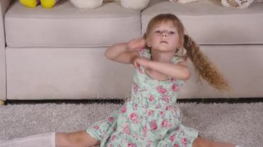 Kapalı bir güneşli beyaz Oda evde ya da anaokulu dans eğleniyor elbiseli mutlu sarışın kız