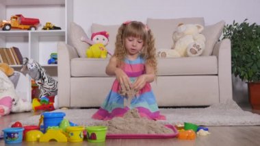 Bir stüdyoda şirin küçük sarışın kız iskambil kum