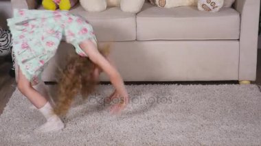 Kapalı bir güneşli beyaz Oda evde ya da anaokulu dans eğleniyor elbiseli mutlu sarışın kız