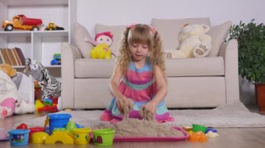 Bir stüdyoda şirin küçük sarışın kız iskambil kum