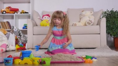 Bir stüdyoda şirin küçük sarışın kız iskambil kum