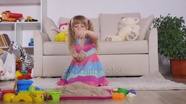 Linda niña rubia jugando a la arena en un estudio — Vídeos de Stock