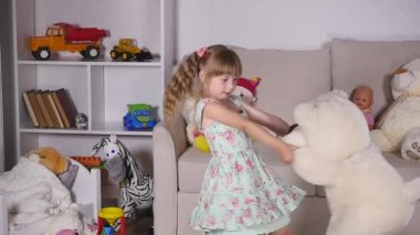 bir kız döndürme ile odada beyaz ayı. ağır çekim