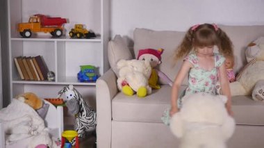 bir kız döndürme ile odada beyaz ayı. ağır çekim