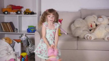 şişme bebekle oynayan kız bebek
