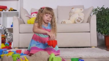 Bir stüdyoda şirin küçük sarışın kız iskambil kum