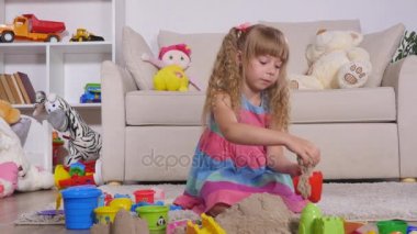 Bir stüdyoda şirin küçük sarışın kız iskambil kum