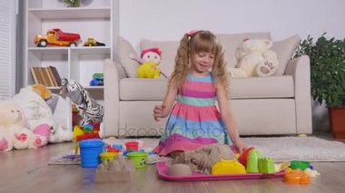 Bir stüdyoda şirin küçük sarışın kız iskambil kum