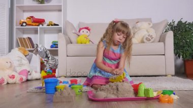 Bir stüdyoda şirin küçük sarışın kız iskambil kum