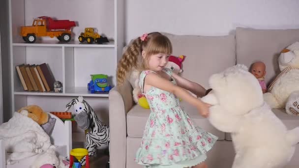 Egy lány a fehér medve szobában forgatni. lassú mozgás — Stock videók