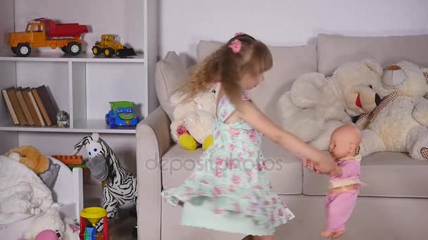 Дитяча дівчинка грає з лялькою — стокове відео