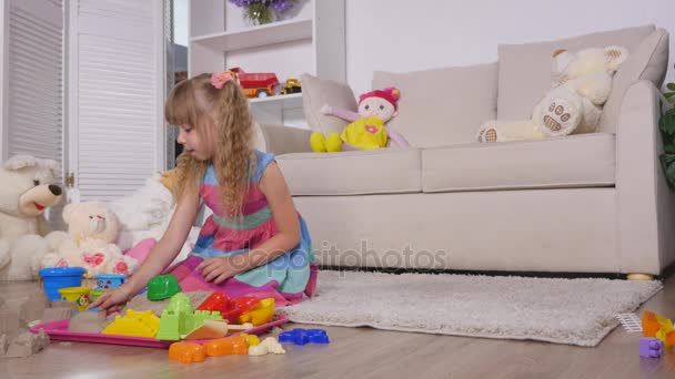 Dziewczyna słodkie dziecko bawi się zabawkami w domu — Wideo stockowe