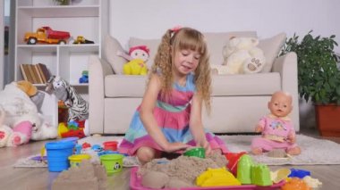 Bir stüdyoda şirin küçük sarışın kız iskambil kum