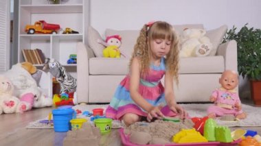 Bir stüdyoda şirin küçük sarışın kız iskambil kum