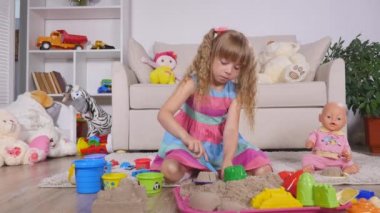 Bir stüdyoda şirin küçük sarışın kız iskambil kum