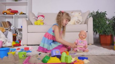 Bir stüdyoda şirin küçük sarışın kız iskambil kum