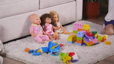 Sevimli kız evde oyuncakla oynamak