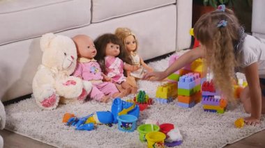 Sevimli kız evde oyuncakla oynamak