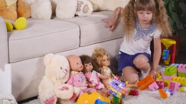 Sevimli kız evde oyuncakla oynamak